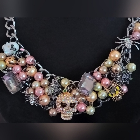 🔹️ Betsey Johnson🔹Whimsigoth Sugar Skull Gray Pearl Statement  [2023] Necklace - Picture 6 of 7